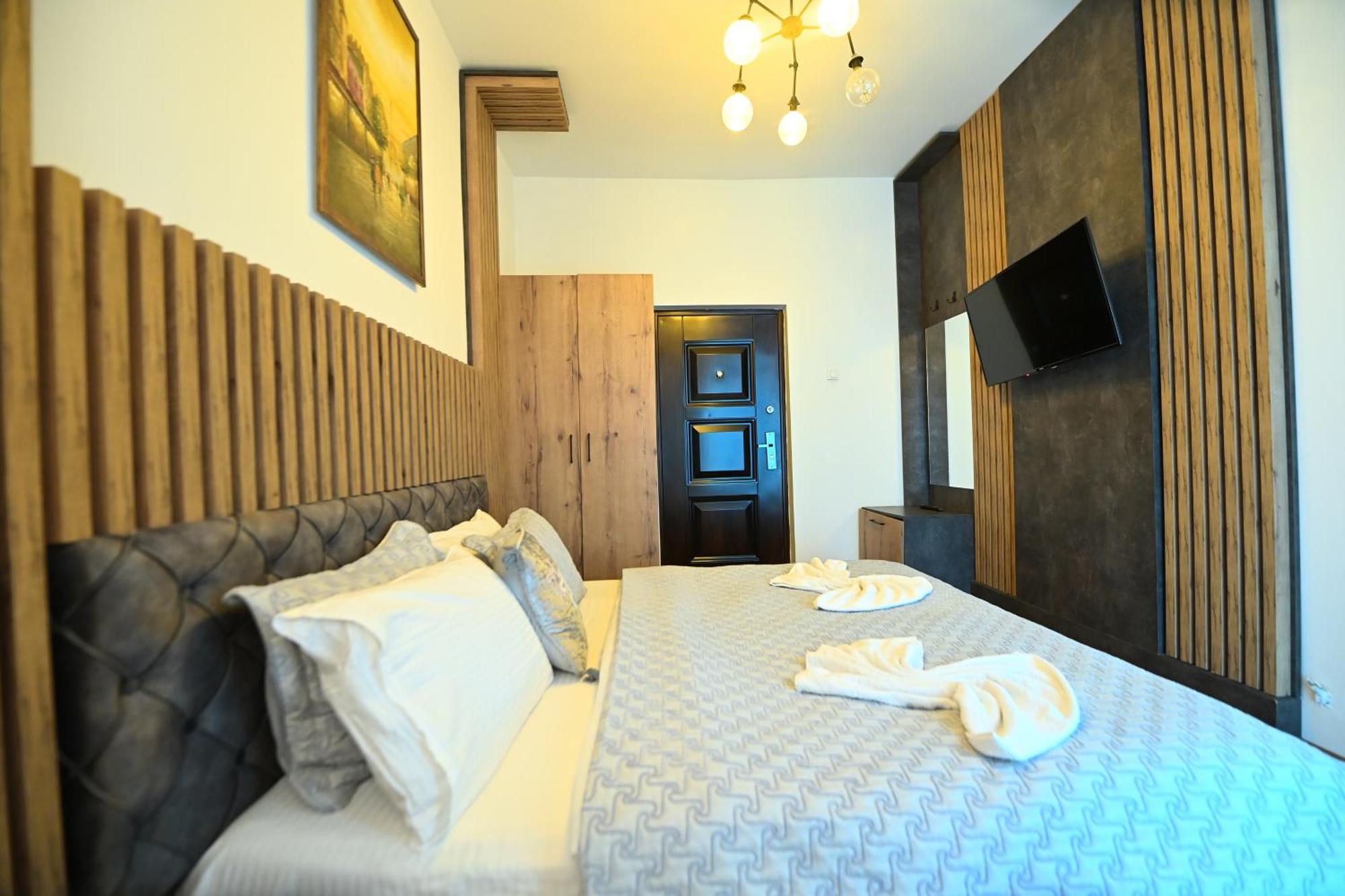 Hotel And Apartments Central City Prishtina พริสตีนา ภายนอก รูปภาพ
