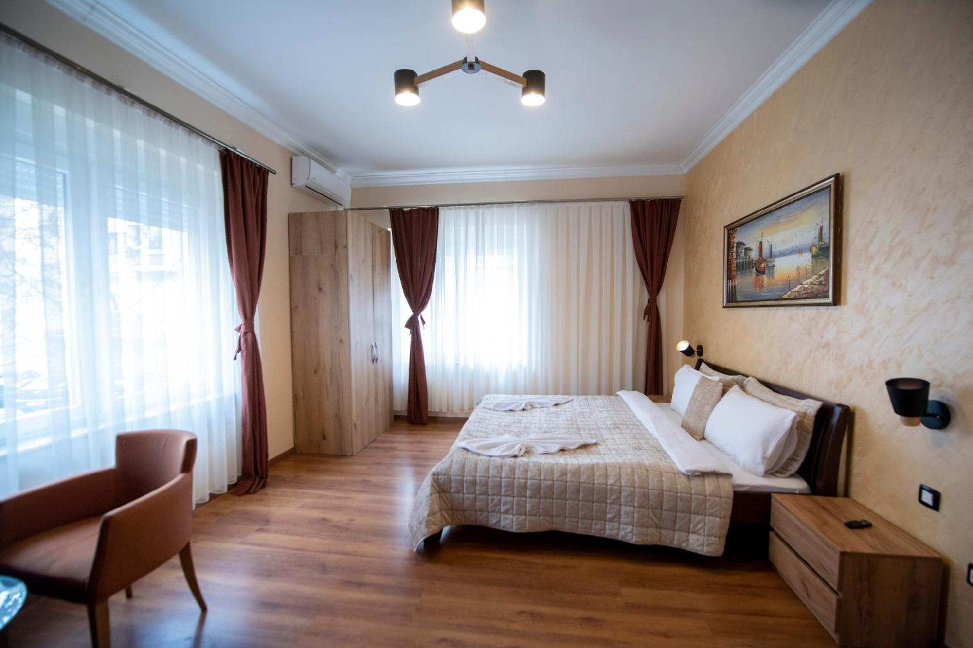 Hotel And Apartments Central City Prishtina พริสตีนา ภายนอก รูปภาพ
