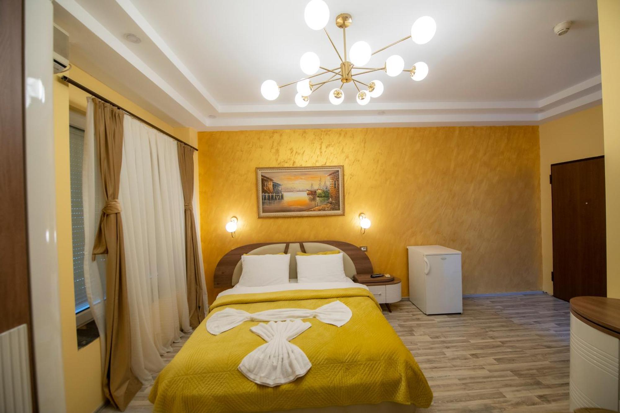 Hotel And Apartments Central City Prishtina พริสตีนา ภายนอก รูปภาพ