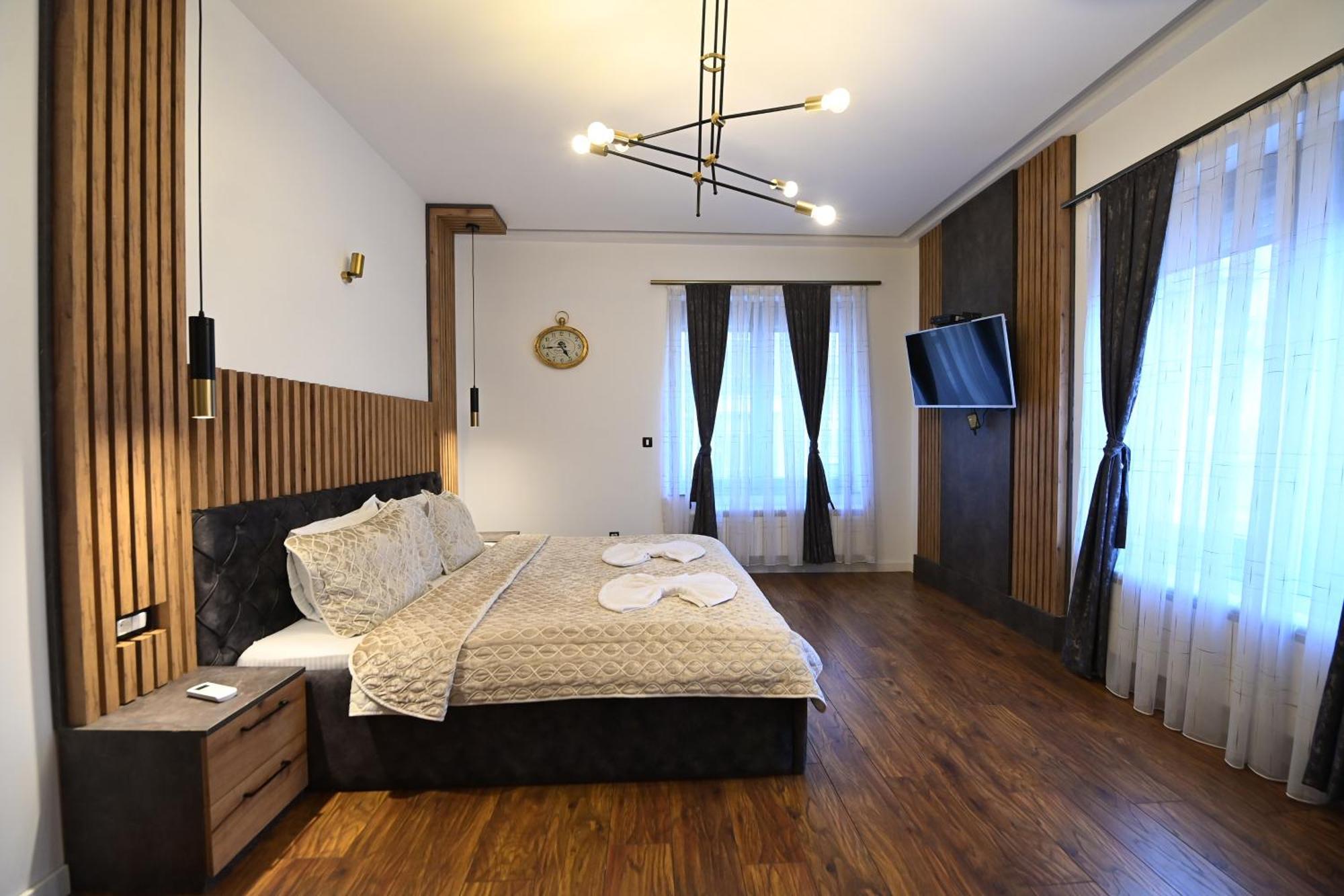 Hotel And Apartments Central City Prishtina พริสตีนา ภายนอก รูปภาพ
